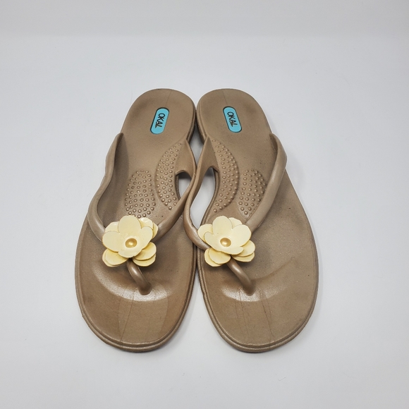 Oka B Women's size Large Flip Flops Gold Tan Rubber Nubby Arch Metal Flower - Picture 2 of 7
